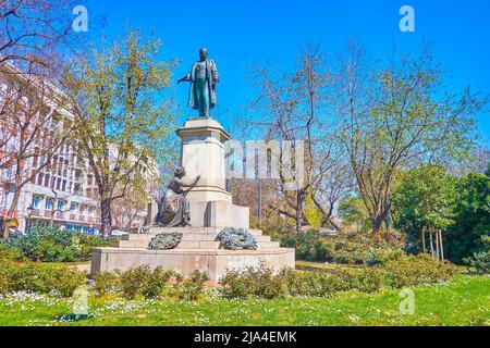 MAILAND, ITALIEN - 5. APRIL 2022: Die Statue von Camillo Benso di Cavour, einer berühmten Figur der italienischen Geschichte, befindet sich am 5. April in Mila auf der Piazza di Cavour Stockfoto