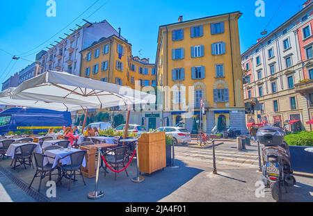 MAILAND, ITALIEN - 5. APRIL 2022: Brera ist berühmt für seine zahlreichen Restaurants im Freien in lauten Straßen, am 5. April in Mailand, Italien Stockfoto