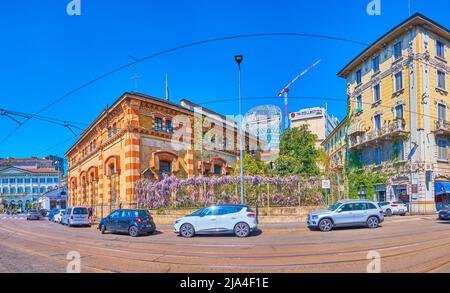 MAILAND, ITALIEN - 5. APRIL 2022: Panoramasicht auf historische Häuser in der Viale Monte Grappa mit modernen Glasgebäuden auf dem Hintergrund, am 5. April i Stockfoto