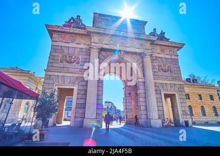 MAILAND, ITALIEN - 5. APRIL 2022: Angenehmer Spaziergang durch die historische Porta Garibaldi in der Altstadt, am 5. April in Mailand, Italien Stockfoto