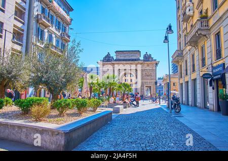 MAILAND, ITALIEN - 5. APRIL 2022: Die Corso Como Straße in der Altstadt ist ein schöner Ort zum Entspannen mit Blick auf Porta Garibaldi Tor, am 5. April in Stockfoto