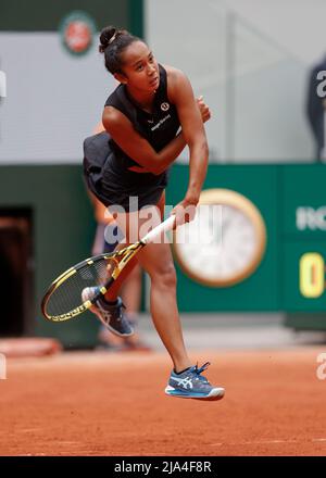 Paris, Frankreich, 27.. Mai 2022. Der kanadische Tennisspieler Leylah Fernandez beim French Open 2022 Tennisturnier in Roland Garros am Freitag, den 27. Mai 2022., © Juergen Hasenkopf / Alamy Live News Stockfoto