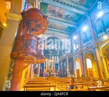 MAILAND, ITALIEN - 5. APRIL 2022: Die hölzerne geschnitzte Kanzel im Gebetsraum der Basilika des hl. Antonius von Padua, am 5. April in Mailand, Italien Stockfoto