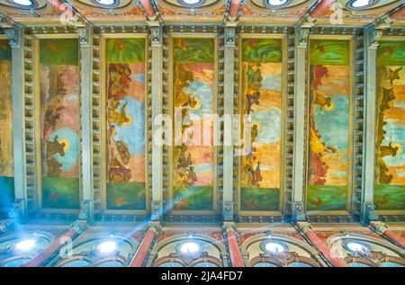 MAILAND, ITALIEN - 5. APRIL 2022: Die hellen historischen Fresken an der Decke der Basilika des hl. Antonius von Padua, die Szenen aus dem Leben des heiligen darstellen, o Stockfoto