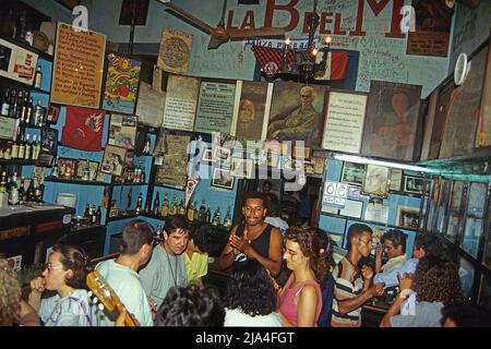 Einheimische und Touristen in der Bar La Bodeguita del Medio, der beliebtesten Bar in Havanna, Kuba, Karibik Stockfoto