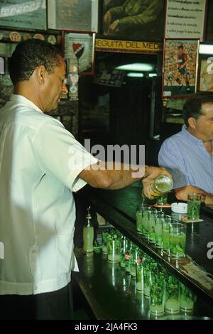 Mojitos sind die Spezialität in der Bar La Bodeguita del Medio, der beliebtesten Bar in Havanna, Kuba, Karibik Stockfoto