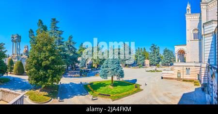 Panoramablick auf den Innenhof des Monumental-Friedhofs mit großen Grabstätten und Gräbern, Mailand, Italien Stockfoto