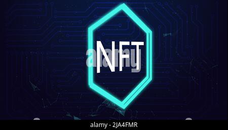 Bild von nft-Text im Neon-Sechseck und Datenverarbeitung über Computerplatine Stockfoto