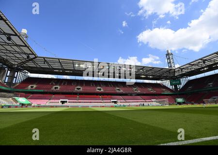 KÖLN, DEUTSCHLAND - 27. MAI 2022: Rhein Energie Stadion. Prematch-Praxis der VFL Wolfsburg. DFB Pokal Finale der Frauen 2022 Stockfoto