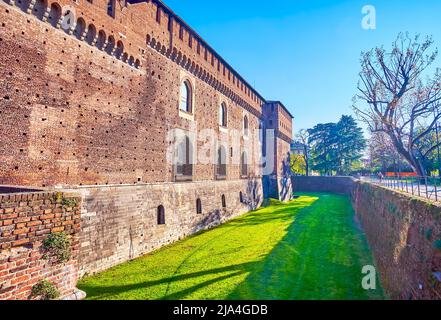 Spazieren Sie im Park Sempione in Mailand, Italien, durch den gegraben Graben des mittelalterlichen Castello Sforza Stockfoto