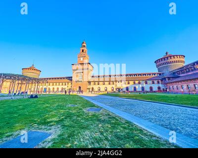 Spazieren Sie durch den schönsten Innenhof der Piazza d’Armi von Castello Sforzesco in Mailand, Italien Stockfoto