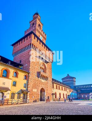 MAILAND, ITALIEN - 5. APRIL 2022: Torre del Filarete ist das bemerkenswerteste Wahrzeichen von Sforzas Schloss, am 5. April in Mailand, Italien Stockfoto