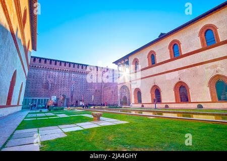 MAILAND, ITALIEN - 5. APRIL 2022: Angenehmer Abend im Corte Ducale des Schlosses von Sforza, am 5. April in Mailand, Italien Stockfoto