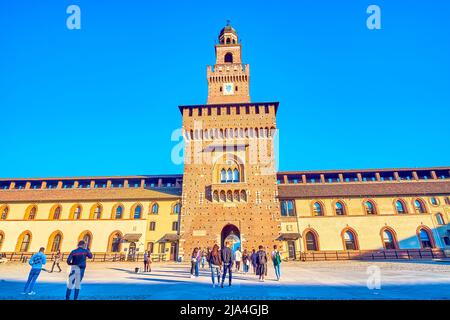 MAILAND, ITALIEN - 5. APRIL 2022: Innenhof des Arms und Torre del Filarete, der Haupteingang zum Schloss Sforza, am 5. April in Mailand, Italien Stockfoto