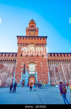 MAILAND, ITALIEN - 5. APRIL 2022: Der Haupteingang zum Schloss Sforza führt durch den Turm Torre del Filarete, am 5. April in Mailand, Italien Stockfoto