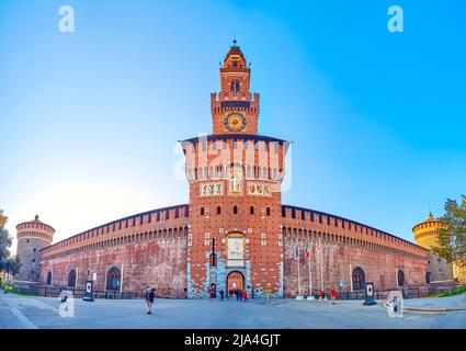 MAILAND, ITALIEN - 5. APRIL 2022: Panorama der Hauptfassade des Schlosses von Sforza mit seinem Hauptturm Torre del Filarete, der als Eingang dient, am April Stockfoto