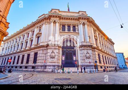 MAILAND, ITALIEN - 5. APRIL 2022: Die Fassade des monumentalen Gebäudes der Banca d'Italia (Italienische Bank) in der Via Cordusio, am 5. April in Mailand, Italien Stockfoto