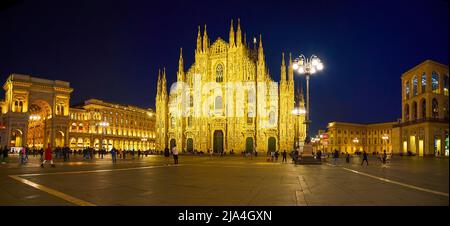 MAILAND, ITALIEN - 5. APRIL 2022: Duomo di Milano mit der Galleria Vittorio Emanuele II in der Nacht, am 5. April in Mailand, Italien Stockfoto