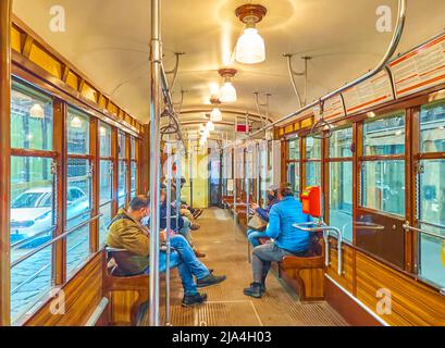 MAILAND, ITALIEN - 5. APRIL 2022: In der Kabine der Vintage-Straßenbahn in Mailand, am 5. April in Mailand, Italien Stockfoto