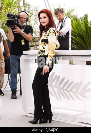 Cannes, Frankreich. 26.. Mai 2022. Priscilla Presley nimmt am 26. Mai 2022 in Cannes, Frankreich, an der Fotozelle für „Elvis“ Teil, die während des jährlichen Filmfestivals in Cannes 75. im Palais des Festivals stattfindet. Foto: DGP/imageSPACE Kredit: Imagespace/Alamy Live News Stockfoto
