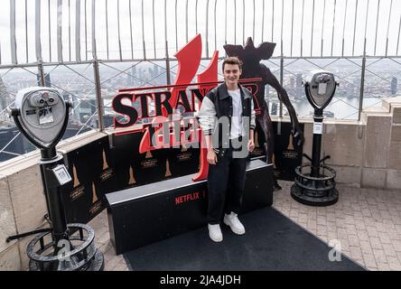 New York, Usa. 26.. Mai 2022. Noah Schnapp von Stranger Things besucht die feierliche Beleuchtung des Empire State Building vor der globalen Veranstaltung für die Premiere der Saison 4. (Foto von Lev Radin/Pacific Press) Quelle: Pacific Press Media Production Corp./Alamy Live News Stockfoto