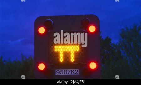 Blockierte Autobahn blinkende Warnschild in der Dämmerung leeds vereinigtes Königreich Stockfoto