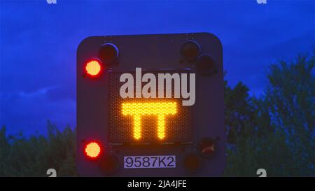 Blockierte Autobahn blinkende Warnschild in der Dämmerung leeds vereinigtes Königreich Stockfoto