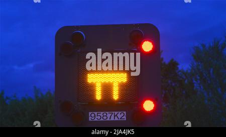 Blockierte Autobahn blinkende Warnschild in der Dämmerung leeds vereinigtes Königreich Stockfoto