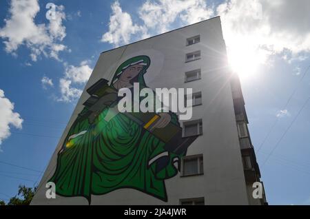 KIEW, UKRAINE - 26. MAI 2022 - das St. Javelin-Wandbild ist an der Wand eines neunstöckigen Wohnhauses im Stadtteil Solomianskyi in K abgebildet Stockfoto