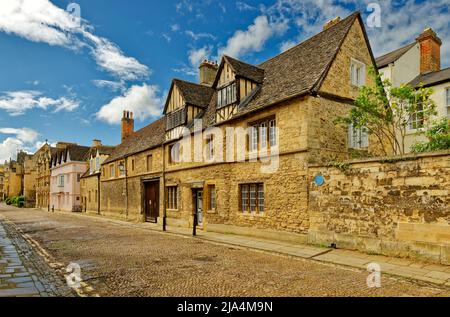 OXFORD CITY ENGLAND GEPFLASTERTE STRASSE UND DIE GIEBELHALLE POSTMANS IN DER MERTON STREET Stockfoto