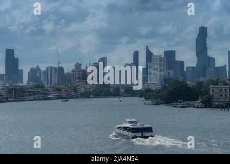 Bangkok City Wolkenkratzer mit Blick auf den Chao Phraya Fluss Stockfoto