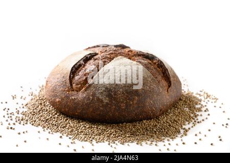 Laib Hanfbrot und Hanfsamen isoliert auf weißem Hintergrund. Nahaufnahme. Stockfoto