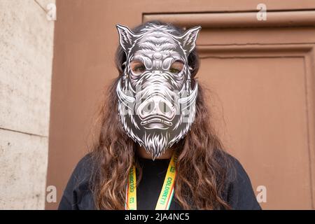 Rom, Italien. 27.. Mai 2022. Ein Coldiretti-Mädchen trägt während des Protestes in Rom eine Maske mit einem Wildschwein (Foto: Matteo Nardone/Pacific Press/Sipa USA) Quelle: SIPA USA/Alamy Live News Stockfoto