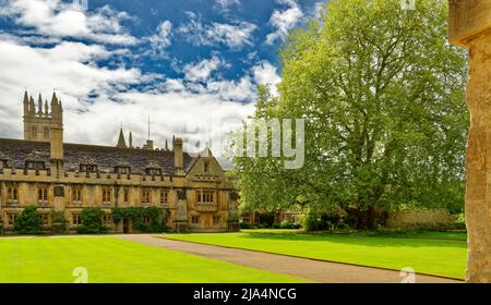 OXFORD CITY ENGLAND MAGDALEN COLLEGE BLICK VOM NEUEN GEBÄUDE REGEN DUSCHE ÜBER DIE PLATANE IM FRÜHJAHR Stockfoto