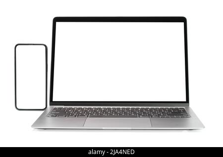 Laptop und Smartphone mit leerem Bildschirm auf weißem Hintergrund, Nahaufnahme Stockfoto