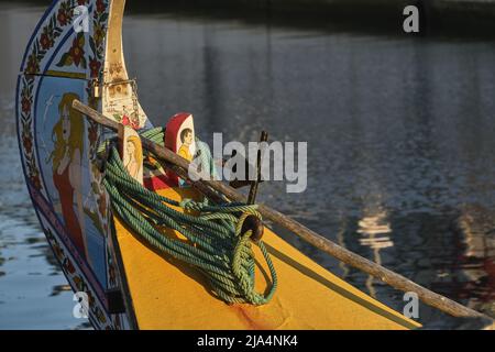 Farbenfrohe Malerei auf dem Bug des Moliceiros-Bootes, das an einem Kanal in Aveiro festgemacht ist Stockfoto