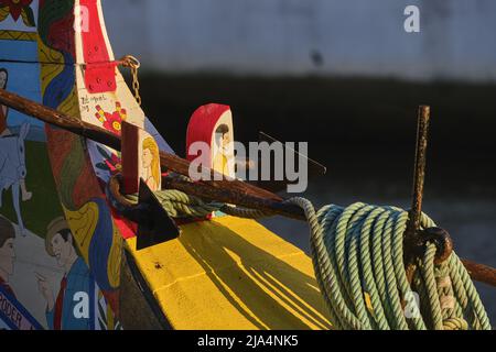 Farbenfrohe Malerei auf dem Bug des Moliceiros-Bootes, das an einem Kanal in Aveiro festgemacht ist Stockfoto