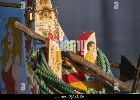 Farbenfrohe Malerei auf dem Bug des Moliceiros-Bootes, das an einem Kanal in Aveiro festgemacht ist Stockfoto