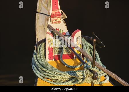 Farbenfrohe Malerei auf dem Bug des Moliceiros-Bootes, das an einem Kanal in Aveiro festgemacht ist Stockfoto