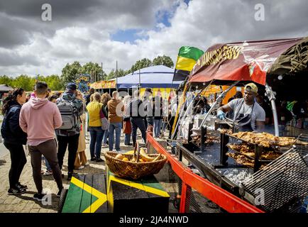 Amsterdam, Niederlande. 27. Mai 2022. 2022-05-27 15:27:25 AMSTERDAM - die Öffentlichkeit genießt das Essen und die Musik beim Lebensmittel-LKW-Festival Rollende Küchen während des Ascension-Wochenendes im Westerpark. Die Anzahl der Food Trucks in den Niederlanden hat sich in den letzten fünf Jahren mehr als verdoppelt. Die LKW werden hauptsächlich auf Festivals eingesetzt. ANP KOEN VAN WEEL netherlands Out - belgium Out Credit: ANP/Alamy Live News Stockfoto
