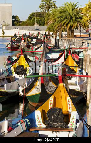 Farbenfrohe Malerei auf dem Bug des Moliceiros-Bootes, das an einem Kanal in Aveiro festgemacht ist Stockfoto