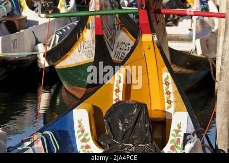 Farbenfrohe Malerei auf dem Bug des Moliceiros-Bootes, das an einem Kanal in Aveiro festgemacht ist Stockfoto