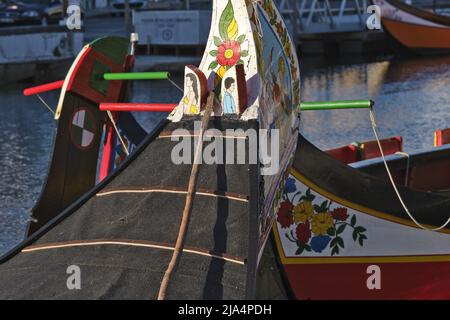 Farbenfrohe Malerei auf dem Bug des Moliceiros-Bootes, das an einem Kanal in Aveiro festgemacht ist Stockfoto