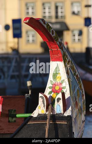 Farbenfrohe Malerei auf dem Bug des Moliceiros-Bootes, das an einem Kanal in Aveiro festgemacht ist Stockfoto