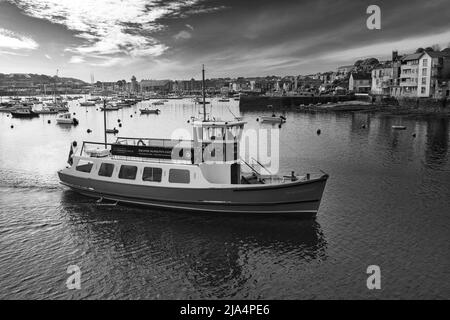 Fähre in Falmouth, Cornwall in schwarz und weiß Stockfoto