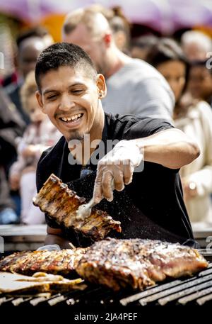 Amsterdam, Niederlande. 27. Mai 2022. 2022-05-27 15:25:08 AMSTERDAM - die Öffentlichkeit genießt das Essen und die Musik beim Lebensmittel-LKW-Festival Rollende Küchen während des Ascension-Wochenendes im Westerpark. Die Anzahl der Food Trucks in den Niederlanden hat sich in den letzten fünf Jahren mehr als verdoppelt. Die LKW werden hauptsächlich auf Festivals eingesetzt. ANP KOEN VAN WEEL netherlands Out - belgium Out Credit: ANP/Alamy Live News Stockfoto