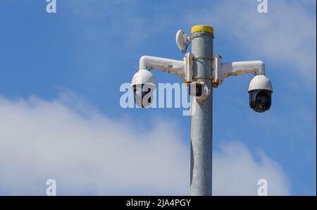 CCTV-Überwachungskameras von Closed Circuit Television Camera sind auf Metallmasten montiert. Stockfoto