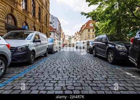 Steinpflaster Straße in Prag mit geparkten Autos entlang Stockfoto