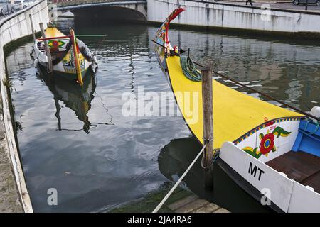 Reflexion und bunte Bogen von Moliceiros Boot an einem Kanal in Aveiro festgemacht Stockfoto