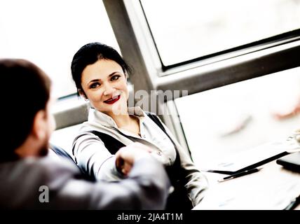Geschäft Leute die Hände schütteln, bis Beendigung einer Versammlung Stockfoto